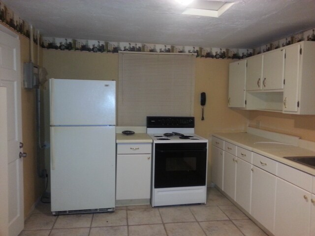 Building Photo - Spacious 2/1 Single Family House with large fenced in yard!!