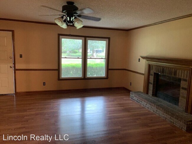 Building Photo - 3 br, 2 bath House - 4013 Danube Circle