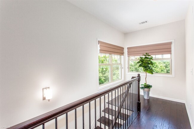 Building Photo - 3 br, 3.5 bath Townhome - 745 Fountainhead...