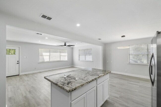 Building Photo - Modern 3-Bedroom Townhome Near Downtown, I...