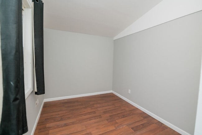 Building Photo - 3 Bedroom / 1 Bathroom Home for Rent in Crown Point