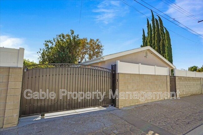 Building Photo - 9428 1/2 Crebs Ave