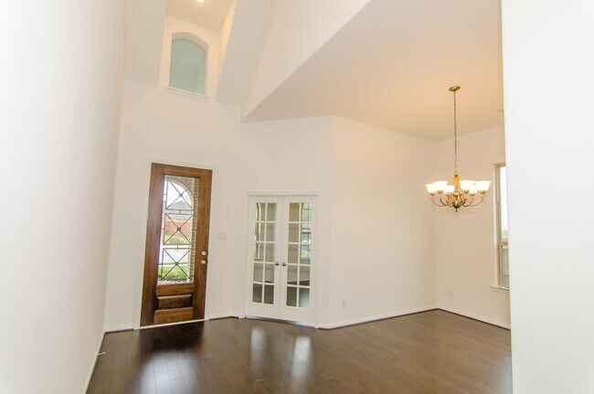 Building Photo - 18122 Glenlyon Dr