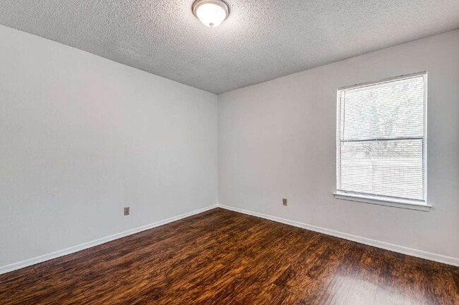 Building Photo - Stylish Half-Duplex in Arlington