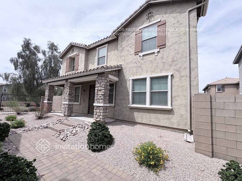 Building Photo - 308 N Sandal