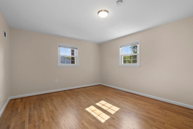 Building Photo - 3 Bed 2.5 Bath - Bethesda Split Level Single Family - Move In Ready