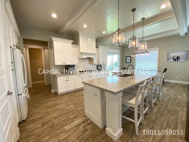 Building Photo - 224 E Pace Ln