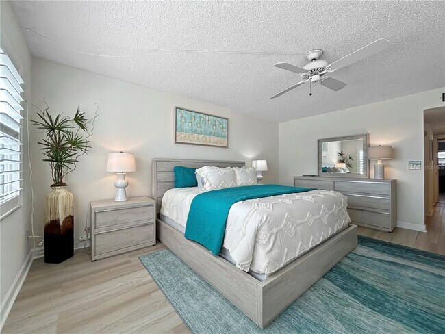 Building Photo - 4325 Gulf of Mexico Dr