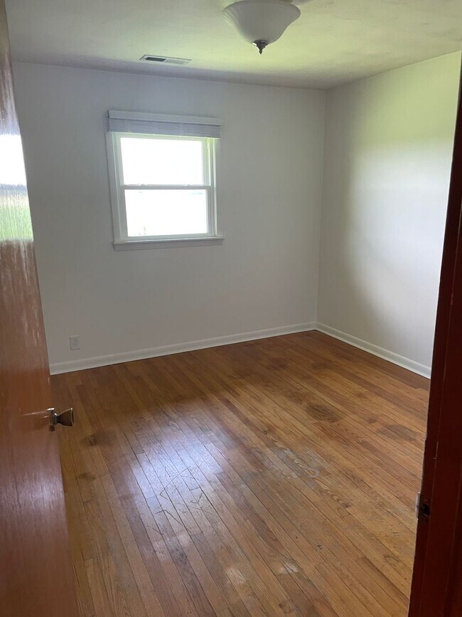 Building Photo - 3 Bed 1 Bath Home - Russellville
