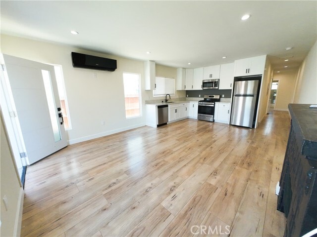 Building Photo - 614 W 84th St