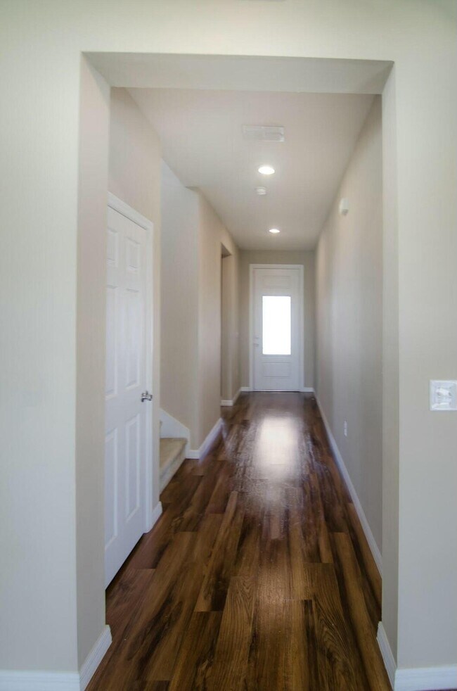Building Photo - 5600 NW Pine Trail Cir