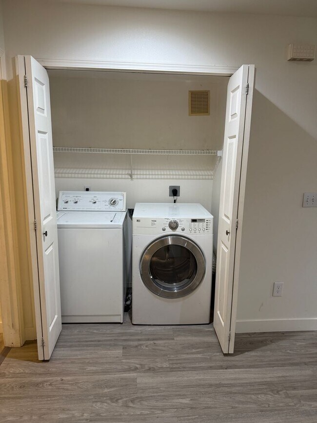 Building Photo - 4 Bedroom Duplex for Rent