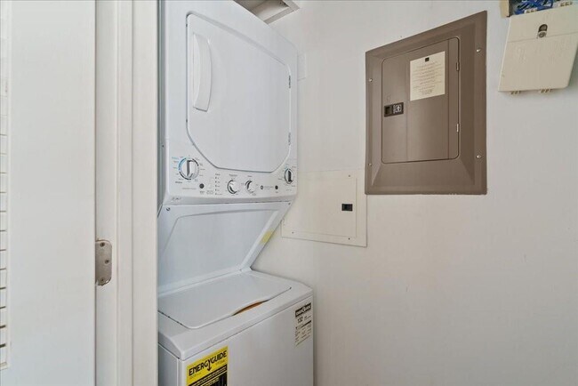 Building Photo - 2401 E 6th St