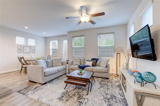 Building Photo - 9834 Rugged Oaks Dr