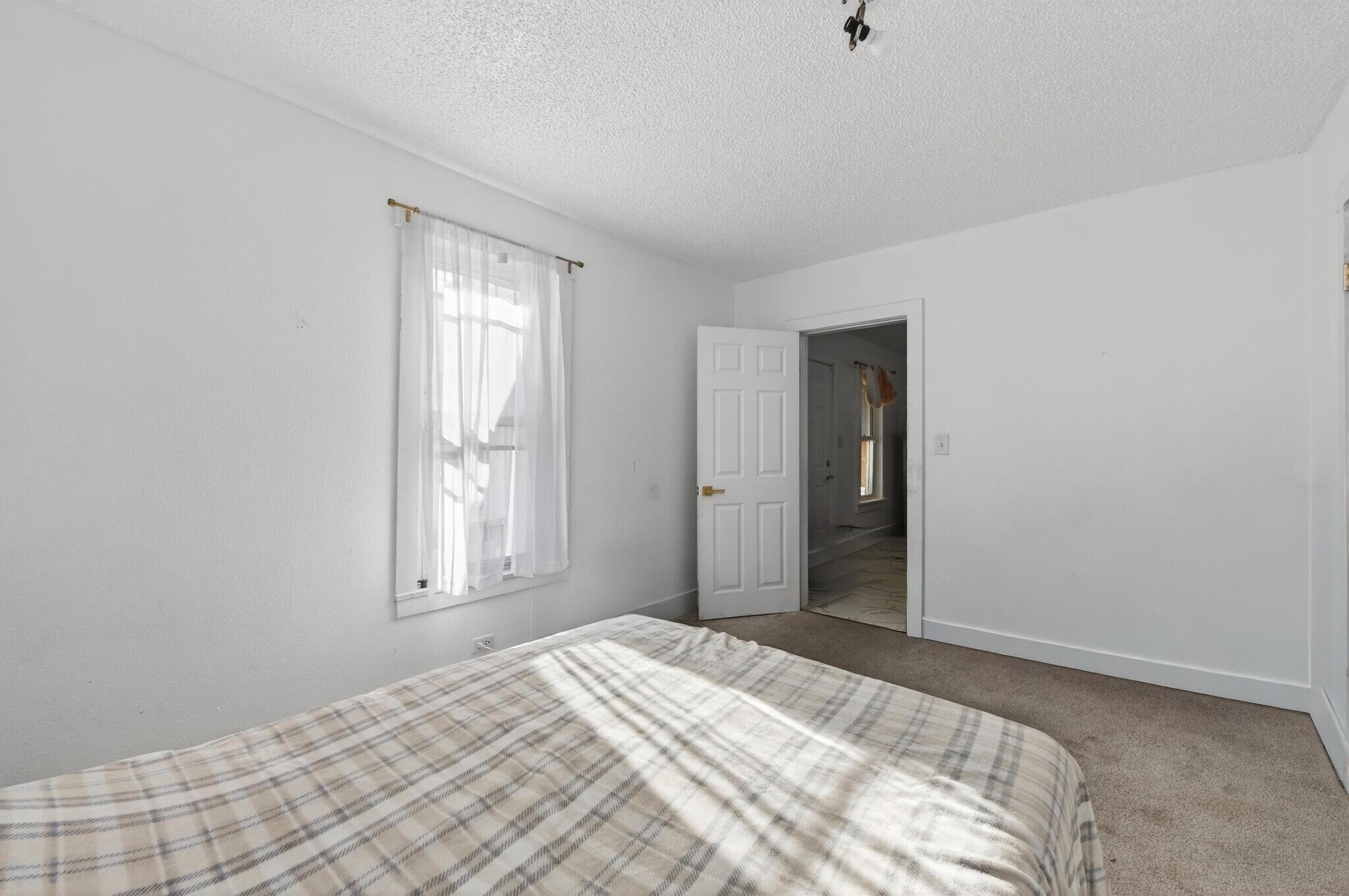 Building Photo - 307 E Oak St