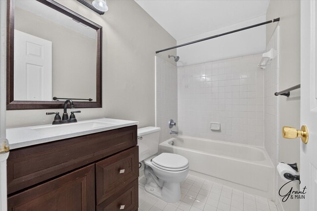 Building Photo - $1295 2 bedroom upper condo