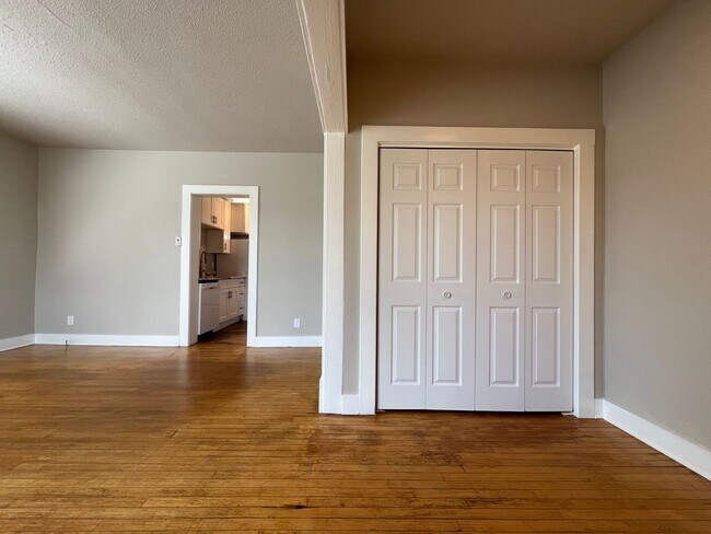 Building Photo - Newly Remodeled Modern 1-Bedroom Main Floor Apt
