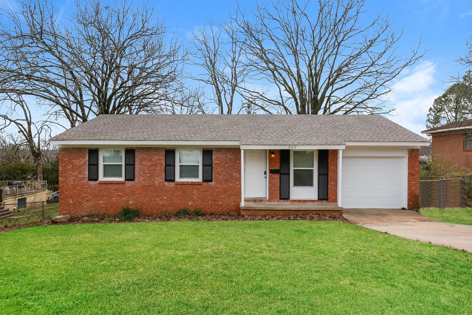 Building Photo - 922 W 54th St