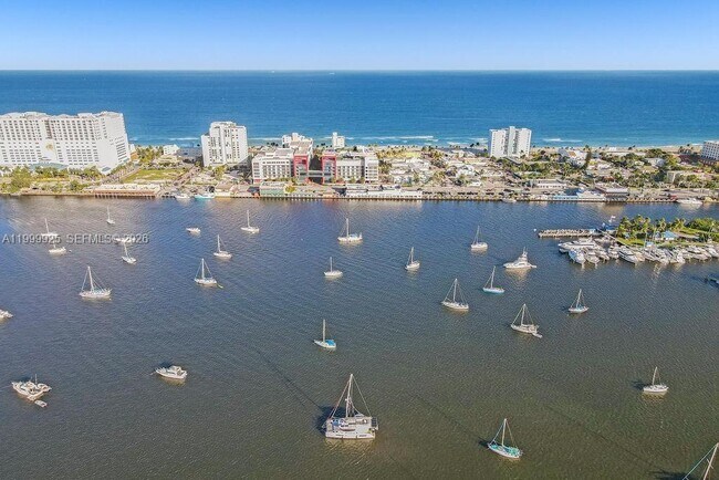 Building Photo - 911 N North Lake Dr