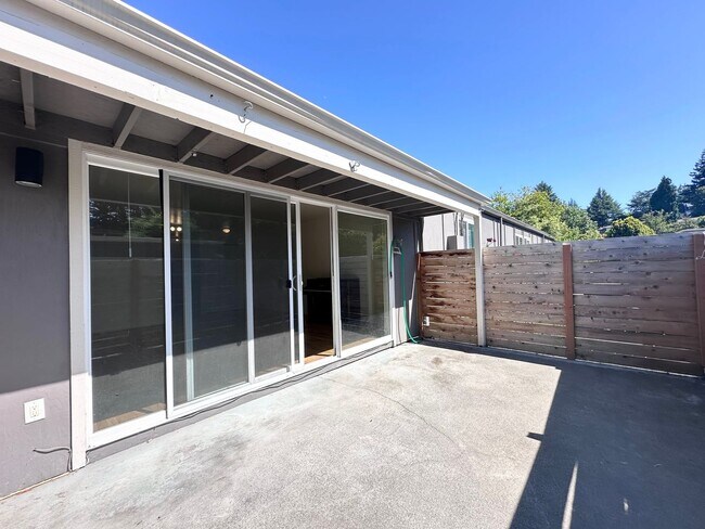 Building Photo - 2 Bed 1 Bath with Back Patio in Montavilla!