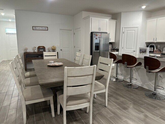 Building Photo - Spacious 4 bedroom 2.5 Bath, Fully Furnish...