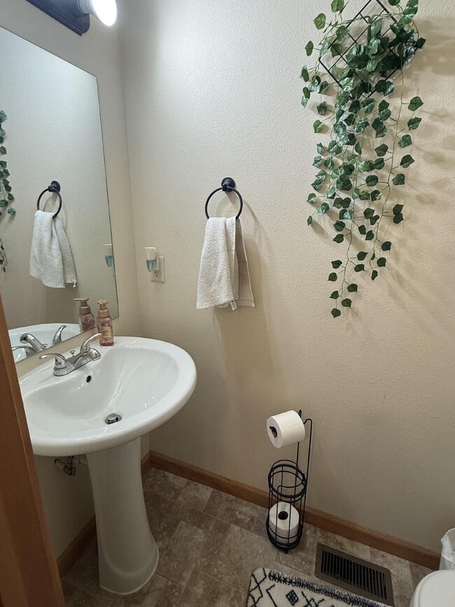 Building Photo - "Spacious 3-Bed & 2.5 Baths in 1700 Sq Ft!"