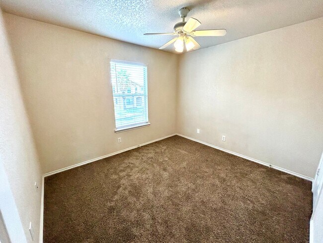 Building Photo - *MOVE IN SPECIAL* Move-In Ready | Washer & Dryer Included + Google Fiber Located Near UTSA!