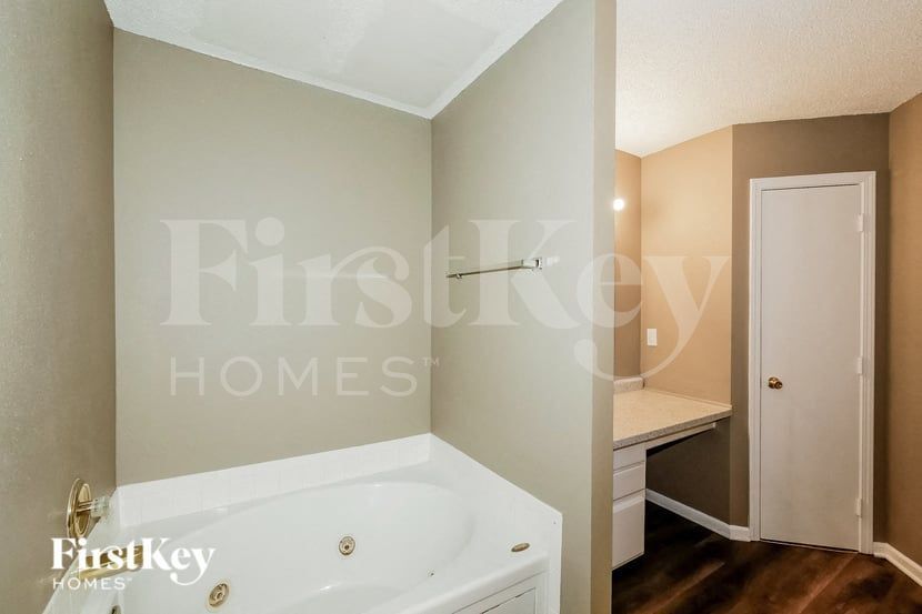 Building Photo - 10830 Clear Spring Dr