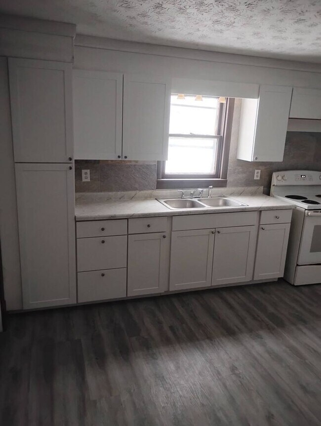 Building Photo - Spacious & Affordable 3-Bedroom Home - New Carpet and New Kitchen