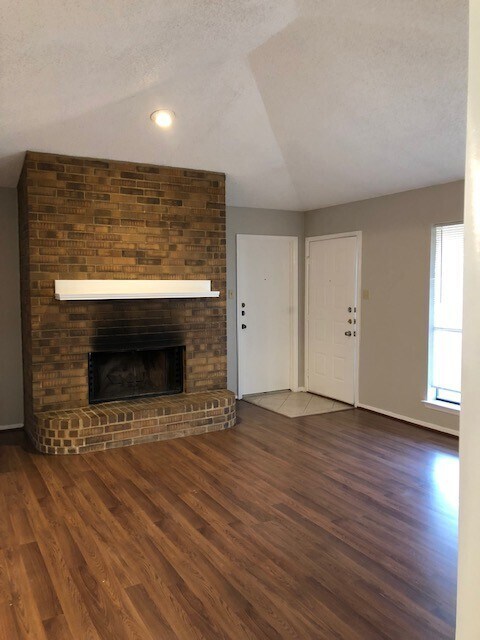 Building Photo - Gorgeous Glenn Heights Home