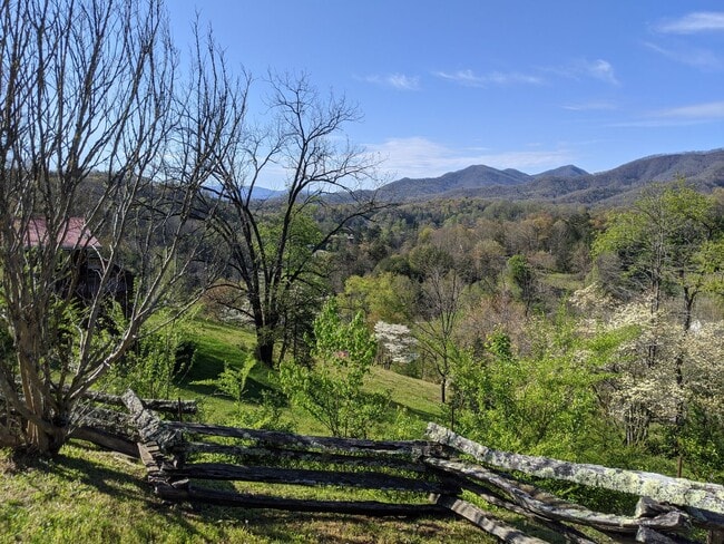 Building Photo - 2 Bed 1 Bath Cabin- All Utilities Included...