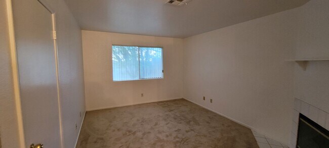 Building Photo - 2 bedrooms 2 car garage Central LV