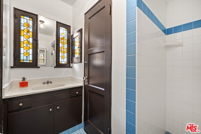 Building Photo - 1146 S Hayworth Ave