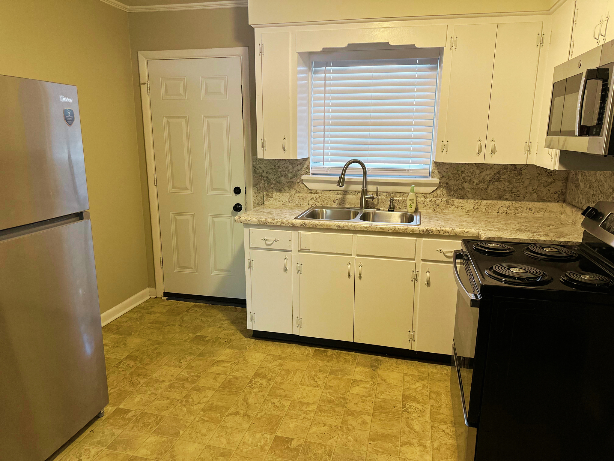 Eat-In Kitchen w/Washer & Dryer Hookup - 4212 N Locust St