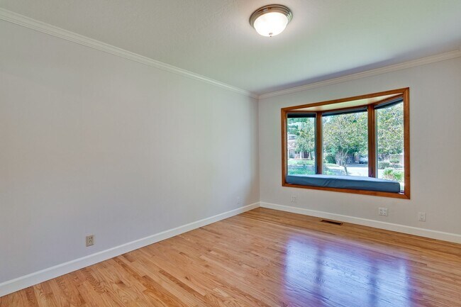 Building Photo - Excellent 3 Bedroom 2 Bath In A Great Neig...