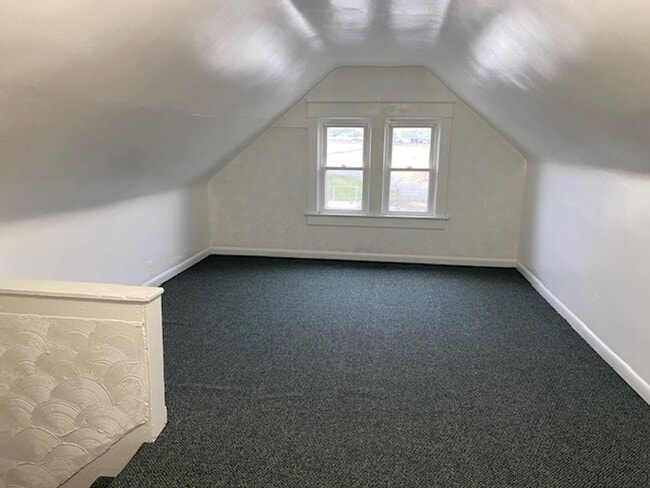 Building Photo - Large Single-Family Home in East Akron