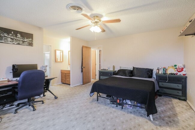 Building Photo - 3 Bedroom 2 Bath Home