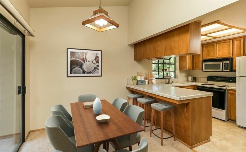 Building Photo - 786 Dorothy Way