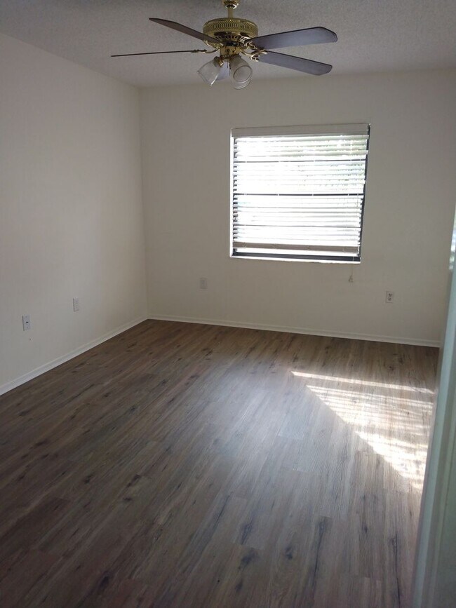 Building Photo - 3 bedroom 2 bathroom Pool House price redu...