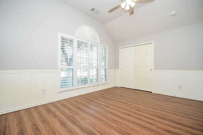 Building Photo - 707 New Pines Dr