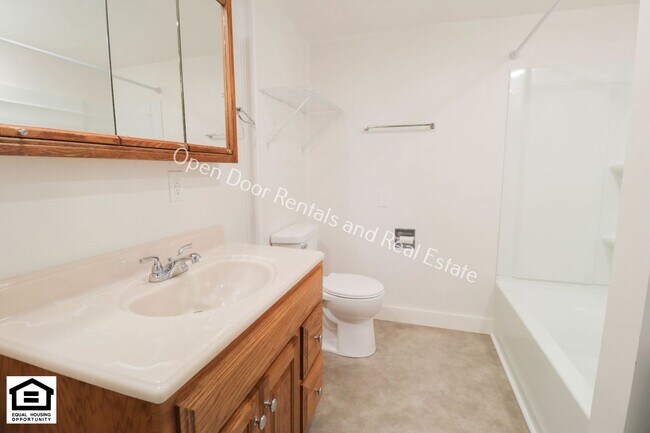 Building Photo - 918 W King St