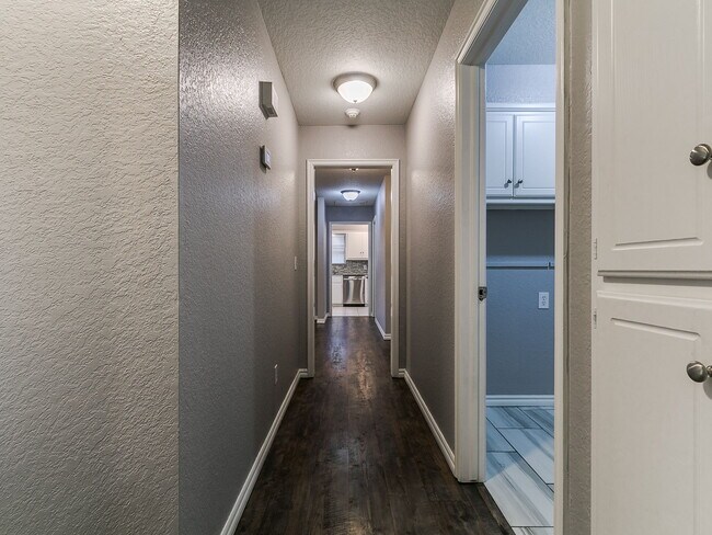 Building Photo - 205 N Rockypoint Dr