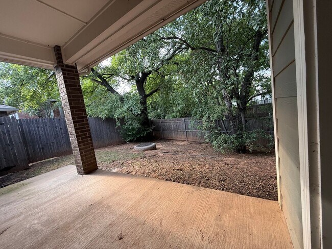 Building Photo - Amazing 3 bed 2 bath duplex near NW 122nd St