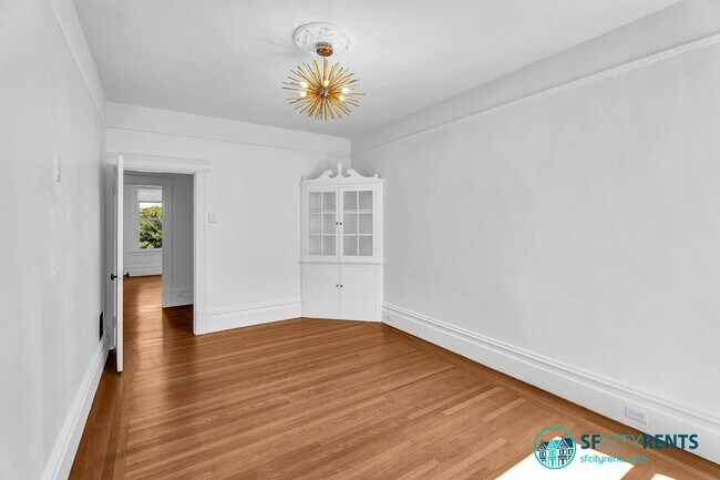 Building Photo - Castro/Eureka Valley: Top Floor Flat w/ in-unit W/D & Shared Yard