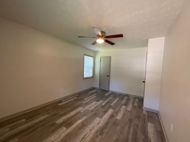 Building Photo - 2356 Clifton Springs Manor