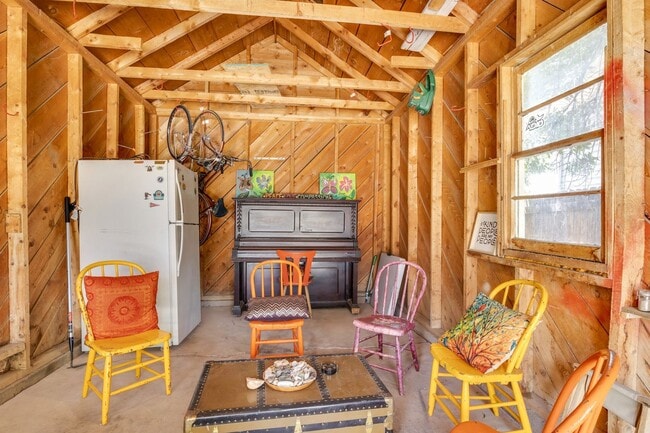 Building Photo - Charming 3 Bedroom Home Centrally Located