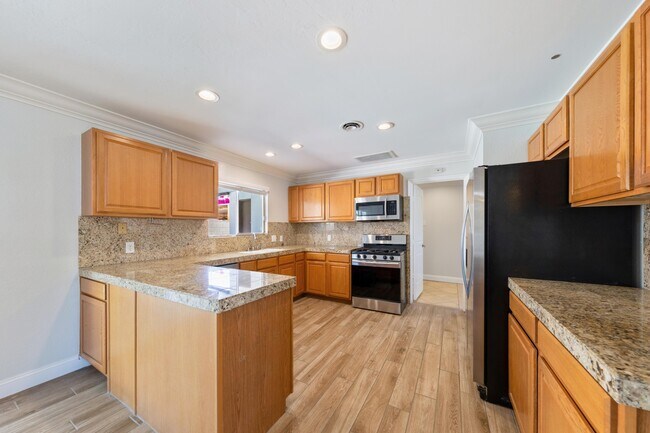 Building Photo - 77054 California Dr