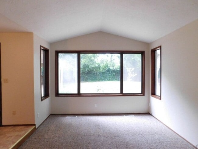 Building Photo - 3Bd/2Ba Single Story House - Available to ...