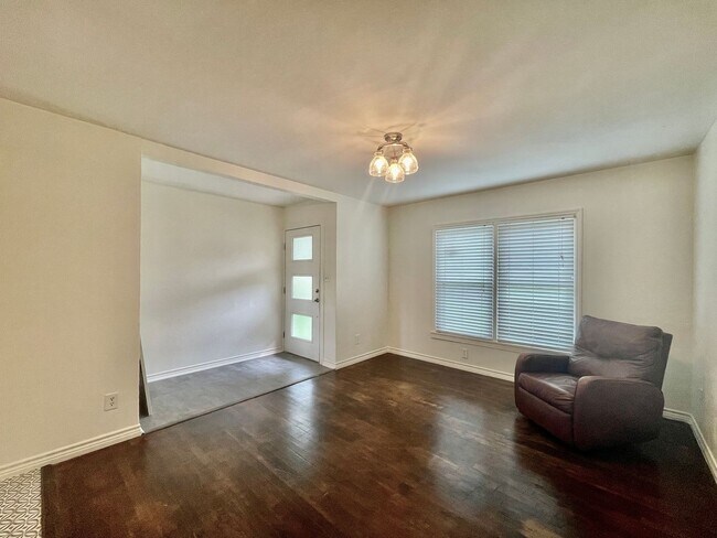 Building Photo - Fully Updated & Unbeatable Location
