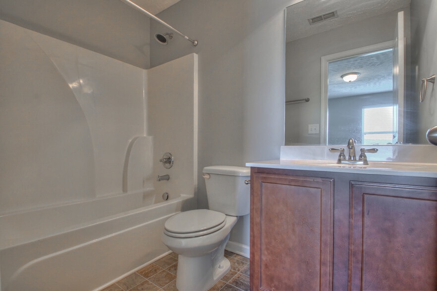 Full Bath 2 - 1514 Sprucedale Dr